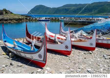 Taiwan remote island scenery: Taitung Lanyu Famous Scenic Spots East Qing Wan Pebbles Bund Upper Traditional Red, White, Black Land Tengpin Boat Group, Harbor Macao Clear Sky Seascape Taiwan remote island scenery: Taitung Lanyu Famous Scenic Spots East Qing Wan Pebbles Bund Upper Traditional Red, White, Black Land Tengpin Boat Group, Harbor Macao Clear Sky Seascape 139822761