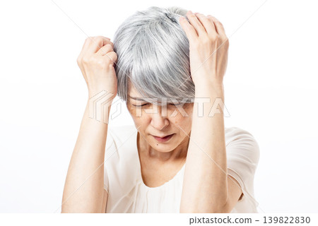 一位老婦人雙手抱頭 139822830