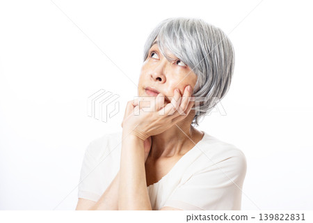 關注皮膚老化的老年女性 139822831