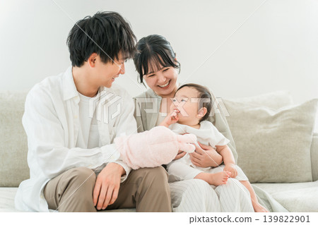 A family of child-rearing generation playing with their child and baby in the living room of their home (childcare, parenting, skinship) A family of child-rearing generation playing with their child and baby in the living room of their home (childcare, parenting, skinship) 139822901