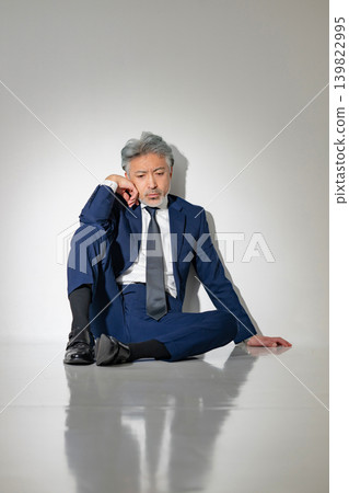 Sitting businessman 139822995