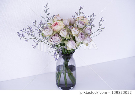 復古色玫瑰花束，插於玻璃花瓶中 139823032