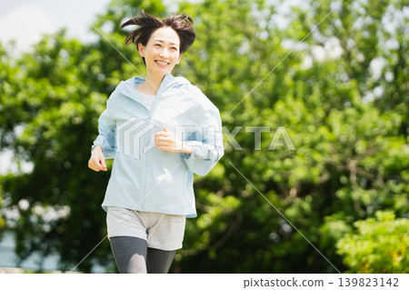 年輕女子跑步運動形象 年輕女子跑步運動形象 139823142
