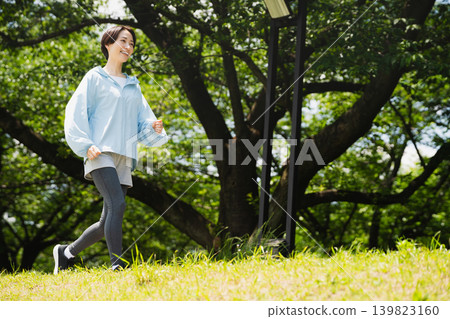 年輕女子跑步運動形象 139823160