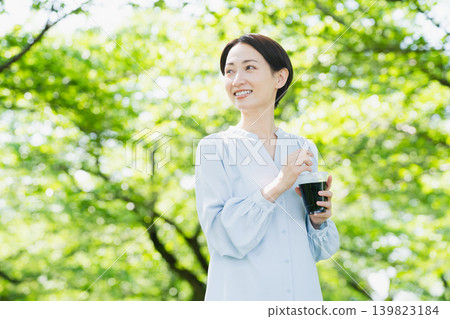 Young woman drinking iced coffee lifestyle image Young woman drinking iced coffee lifestyle image 139823184
