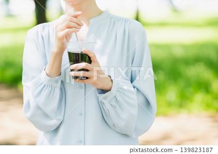 年輕女子喝冰咖啡的生活方式形象 139823187