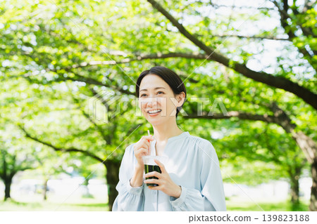 年輕女子喝冰咖啡的生活方式形象 139823188