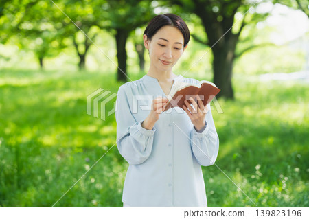 戶外閱讀的年輕女子生活方式形象 139823196