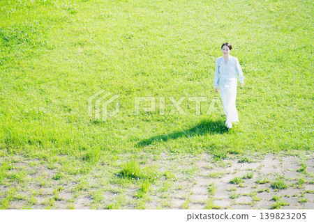 年輕女子穿過草原生活方式形象 年輕女子穿過草原生活方式形象 139823205