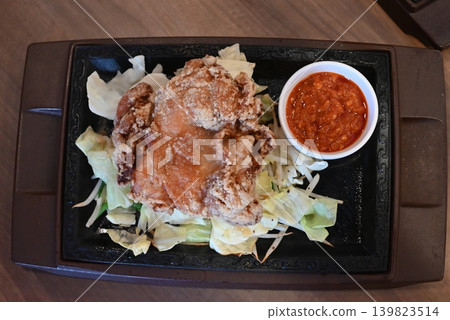 Delicious-looking fried chicken with tomato sauce Delicious-looking fried chicken with tomato sauce 139823514