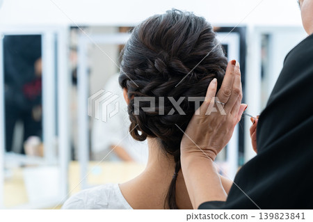 做頭髮和化妝的女人 139823841