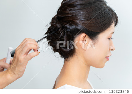 做頭髮和化妝的女人 做頭髮和化妝的女人 139823846