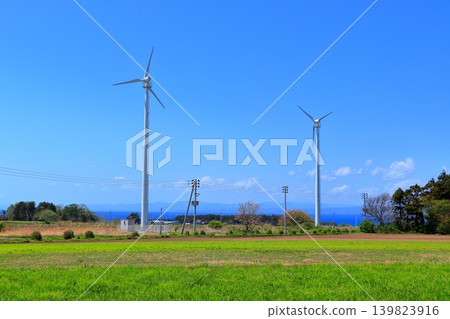 陸奧灣和上伏山的風力發電機組 | 青森縣橫濱市初夏時節鬱鬱蔥蔥的稻田風光 陸奧灣和上伏山的風力發電機組 | 青森縣橫濱市初夏時節鬱鬱蔥蔥的稻田風光 139823916