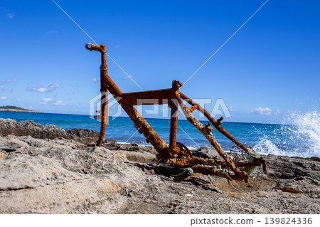 An art installation at the water's edge? An art installation at the water's edge? 139824336