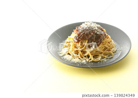 Spaghetti with meat sauce and grated cheese 139824349