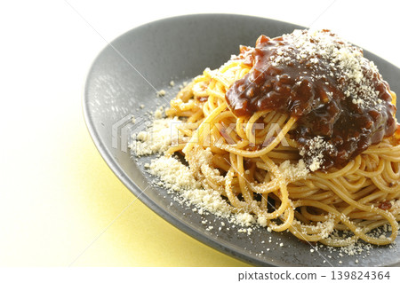 肉醬義大利麵配碎乳酪 肉醬義大利麵配碎乳酪 139824364