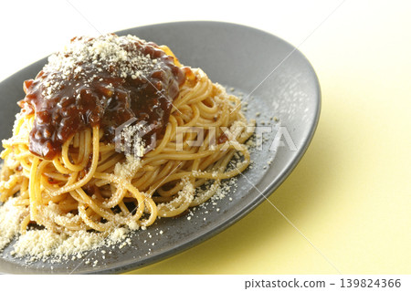 肉醬義大利麵配碎乳酪 肉醬義大利麵配碎乳酪 139824366
