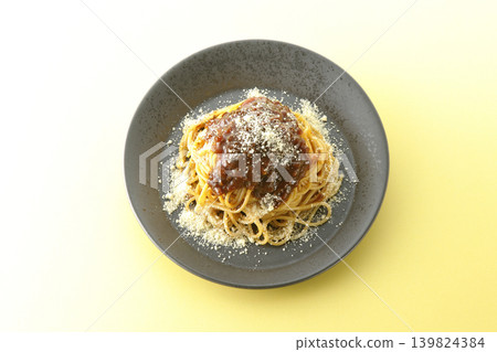 肉醬義大利麵配碎乳酪 肉醬義大利麵配碎乳酪 139824384