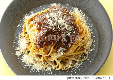 Spaghetti with meat sauce and grated cheese Spaghetti with meat sauce and grated cheese 139824401