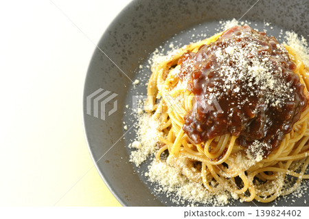 肉醬義大利麵配碎乳酪 肉醬義大利麵配碎乳酪 139824402