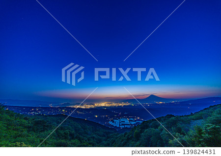 (靜岡縣)暮色降臨,富士山隱沒在丹那盆地的稻田之外。 (靜岡縣)暮色降臨,富士山隱沒在丹那盆地的稻田之外。 139824431