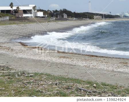 White waves crashing against the Kemigawahama coast. White waves crashing against the Kemigawahama coast. 139824924