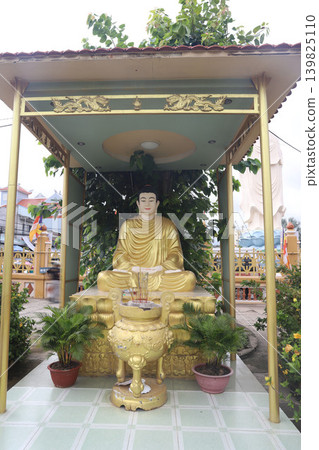 Vinh Trang Pagoda, My Tho, Vietnam Vinh Trang Pagoda, My Tho, Vietnam 139825110