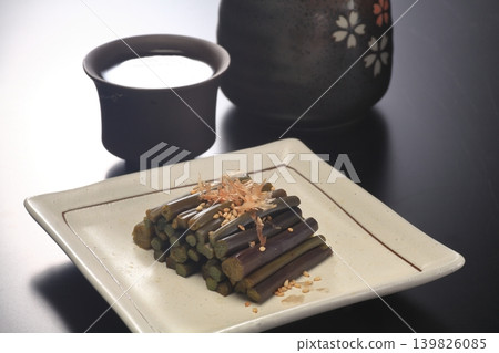 燙過的蕨菜和清酒 139826085