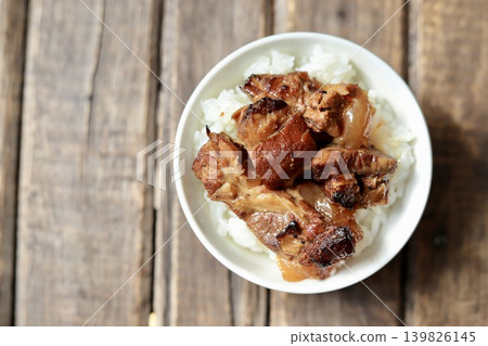 Slow-cooked grilled pork cartilage rice bowl (Okinawan cuisine) 139826145