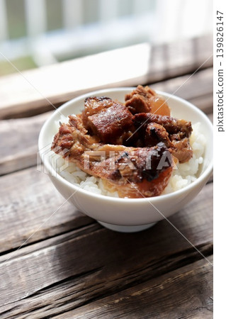 Slow-cooked grilled pork cartilage rice bowl (Okinawan cuisine) Slow-cooked grilled pork cartilage rice bowl (Okinawan cuisine) 139826147
