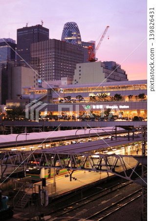 A view of the buildings at dusk from the south exit of Shinjuku Station. A view of the buildings at dusk from the south exit of Shinjuku Station. 139826431