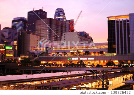 A view of the buildings at dusk from the south exit of Shinjuku Station. A view of the buildings at dusk from the south exit of Shinjuku Station. 139826432