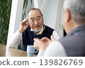 一位聽力受損的日本老人聽不到朋友們的談話。 139826769