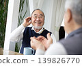 一位聽力受損的日本老人聽不到朋友們的談話。 139826770
