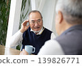 一位聽力受損的日本老人聽不到朋友們的談話。 139826771