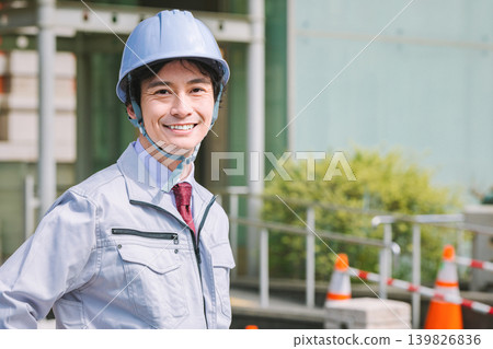 一名工地主管站在建築工地。 一名工地主管站在建築工地。 139826836