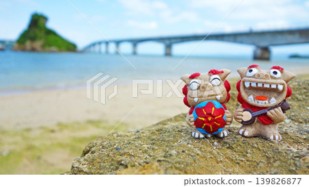 石獅子雕像與大海：沖繩古利島景觀 139826877