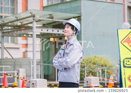 道路施工現場主管正在核對圖。 139826925