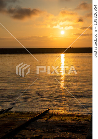 Beautiful sunrise and sun road at Noroshi Fishing Port, Noto Peninsula, Suzu City. *Location of photo is indicated in the comments section of the work. 139826954