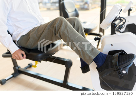 老年人在健身自行車上進行下肢肌力訓練 139827180