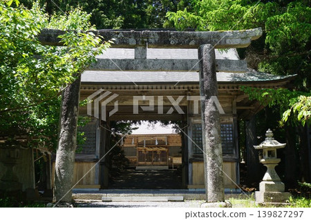位於岡山縣真庭市日斬的茅部神社:正殿位於鳥居和神社大門之外。 位於岡山縣真庭市日斬的茅部神社:正殿位於鳥居和神社大門之外。 139827297