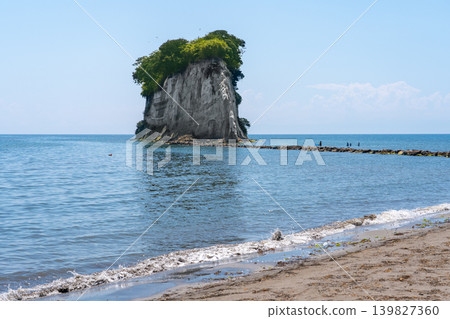 能登半島的旅遊景點禦付島(戰艦島),以及夏天的藍天。 *照片拍攝地點已在作品註記中註明。 能登半島的旅遊景點禦付島(戰艦島),以及夏天的藍天。 *照片拍攝地點已在作品註記中註明。 139827360