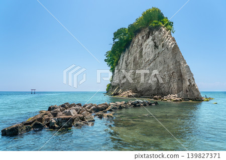 能登半島三付島(戰艦島)的夏日天空和清澈大海 *照片拍攝地點已在作品的評論部分註明。 能登半島三付島(戰艦島)的夏日天空和清澈大海 *照片拍攝地點已在作品的評論部分註明。 139827371