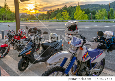 夕陽西下,櫻花峠路邊車站的摩托車整齊排列,構成了一幅美麗的畫面。 *照片拍攝地點已在作品說明中註明。 夕陽西下,櫻花峠路邊車站的摩托車整齊排列,構成了一幅美麗的畫面。 *照片拍攝地點已在作品說明中註明。 139827373