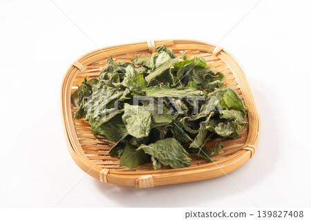 [Produced in Shimogo Town, Fukushima Prefecture] Dried leaves of the silver vine (Rana japonica) 139827408