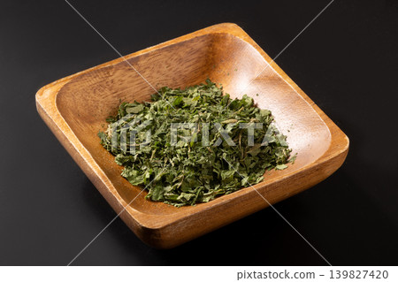[Produced in Shimogo Town, Fukushima Prefecture] Dried leaves of the silver vine (Rana japonica) 139827420