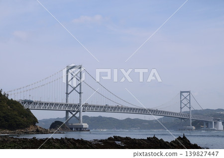 從遠處眺望橫跨鳴門海峽的大鳴門橋（2） 139827447