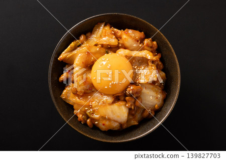 豬肉、泡菜和納豆飯（淋上蛋黃） 139827703