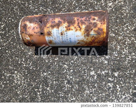 Rusty empty cans from the Showa era Rusty empty cans from the Showa era 139827851