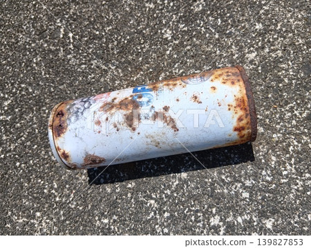 Rusty empty cans from the Showa era Rusty empty cans from the Showa era 139827853